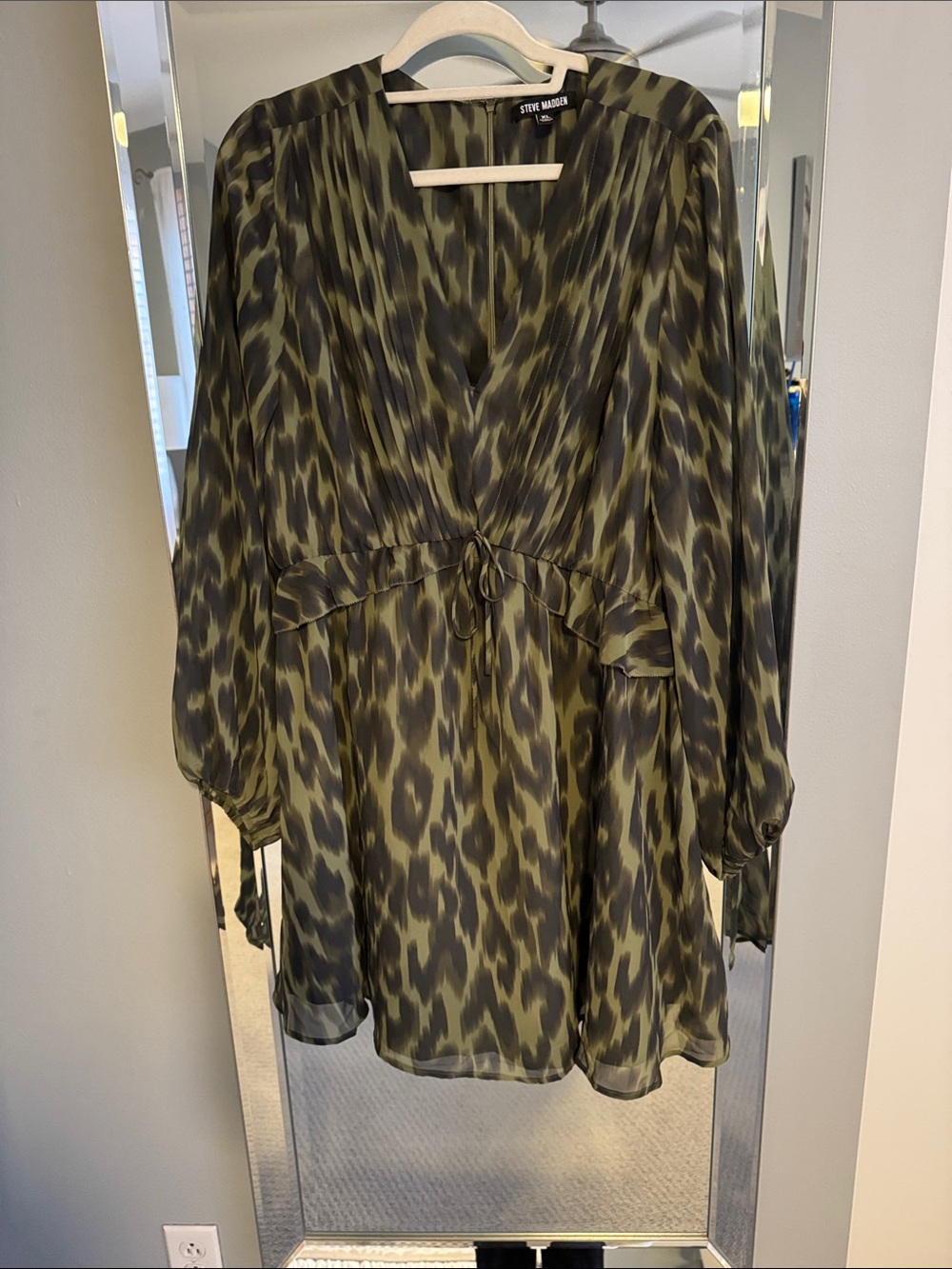 Steve Madden Olive and Black Animal Print V-Neck Tunic. XL. Perfect for fall.